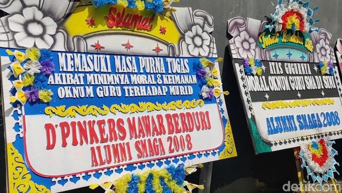Alumni SMAN 3 Kota Pekalongan mengirim belasan karangan bunga untuk merespons dugaan oknum guru BK yang melakukan pelecehan seksual secara verbal kepada sejumlah siswi, Kamis (3/10/2024).