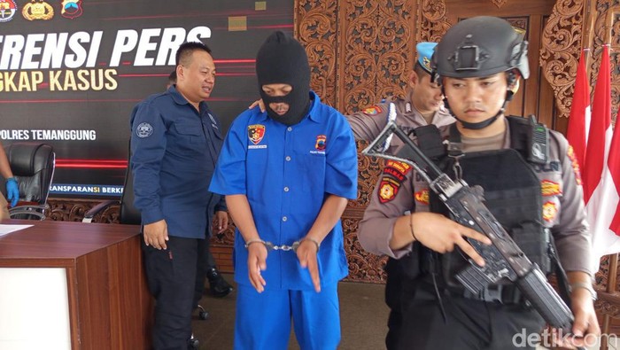 AMS (41), warga Dusun Gembyang, Desa Kentengsari, Kecamatan Candiroto, Kabupaten Temanggung yang ditangkap Reskrim Polres Temanggung.
