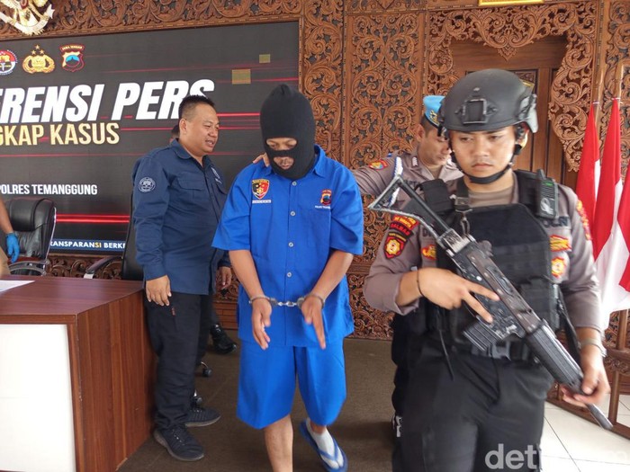 AMS (41), warga Dusun Gembyang, Desa Kentengsari, Kecamatan Candiroto, Kabupaten Temanggung yang ditangkap Reskrim Polres Temanggung.