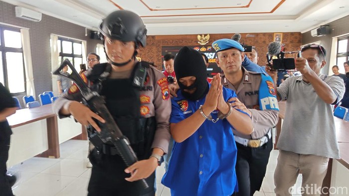 AMS (41), warga Dusun Gembyang, Desa Kentengsari, Kecamatan Candiroto, Kabupaten Temanggung yang ditangkap Reskrim Polres Temanggung.