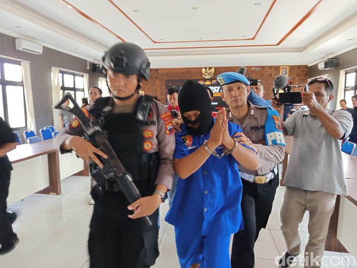 AMS (41), warga Dusun Gembyang, Desa Kentengsari, Kecamatan Candiroto, Kabupaten Temanggung yang ditangkap Reskrim Polres Temanggung.