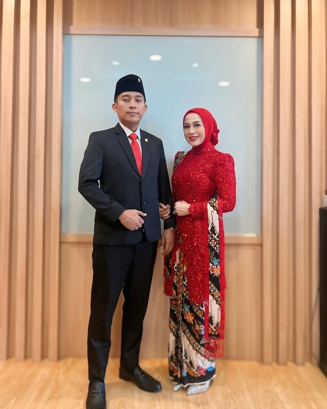 Artis dampingi suami pelantikan DPR
