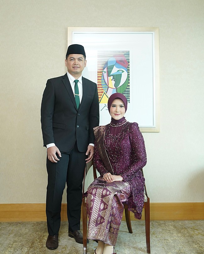 Artis dampingi suami pelantikan DPR