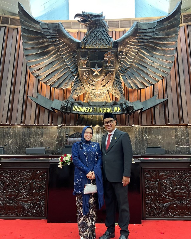 Artis dampingi suami pelantikan DPR