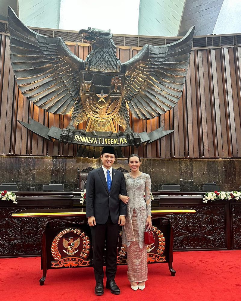 Artis dampingi suami pelantikan DPR Artis dampingi suami pelantikan DPR