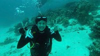 Senyum cantik Pevita Pearce saat menyelama Manta Point di Raja Ampat ( Pevita Pearce/Instagram)