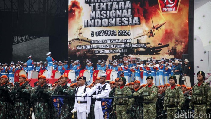 Gladi bersih dalam rangka HUT ke-79 TNI digelar di Monumen Nasional (Monas), Jakarta, Kamis (3/10/2024). Gladi bersih diwarnai atraksi pasukan TNI.