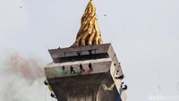 Gladi bersih HUT TNI ini juga dimeriahkan atraksi pasukan TNI yang unjuk kemampuan. Pasukan Kopassus menunjukkan skill head down turun dengan tali dari puncak Monas.   