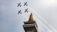 Selain itu, atraksi aerobatik Jupiter TNI AU bermanuver di atas langit Jakarta.   