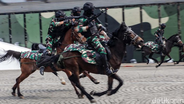 Gladi bersih dalam rangka HUT ke-79 TNI digelar di Monumen Nasional (Monas), Jakarta, Kamis (3/10/2024). Gladi bersih diwarnai atraksi pasukan TNI.
