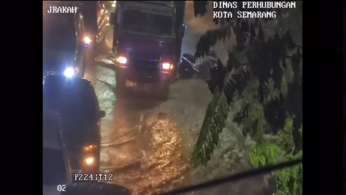Tangkapan layar unggahan Instagram @infokejadian_semarang, air menggenang di Simpang Jrakah, Semarang, Rabu (2/10/2024).