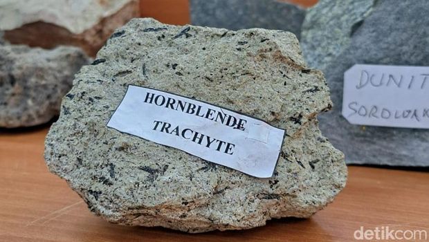 Batuan Hirnblende Trachyte yang ditemukan di Celebes Canyon.