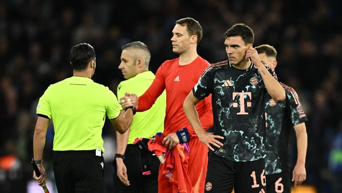 Soccer Football - Champions League - Aston Villa v Bayern Munich - Villa Park, Birmingham, Britain - October 2, 2024 Bayern Munichs Manuel Neuer and Joao Palhinha look dejected after the match REUTERS/Dylan Martinez