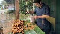 Sementara Rizki Natakusumah sering membagikan keseruan saat kulineran di kaki lima. Ini ada momennya saat beli tahu Sumedang gerobakan. Foto: Instagram @bebytsabina