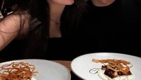 Tak kalah romantis, ada momen Beby Tsabina dan Rizki Natakusumah saat makan malam. Posenya saat ingin menikmati dessert ini sukses menarik perhatian. Foto: Instagram @bebytsabina