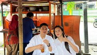 Selain itu, mereka juga tak gengsi makan di gerobak kaki lima. Ini momennya saat menikmati soto Betawi di gerobak pinggir jalan. Foto: Instagram @bebytsabina