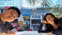 Ini adalah momen Rizki Natakusumah dan Beby Tsabina saat kulineran di luar negeri. Ia berpose dengan pemandangan es krim berukuran jumbo. Foto: Instagram @bebytsabina