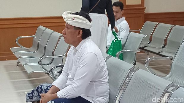 I Ketut Riana saat menunggu sidang dimulai di PN Denpasar, Kamis (3/10/2024).