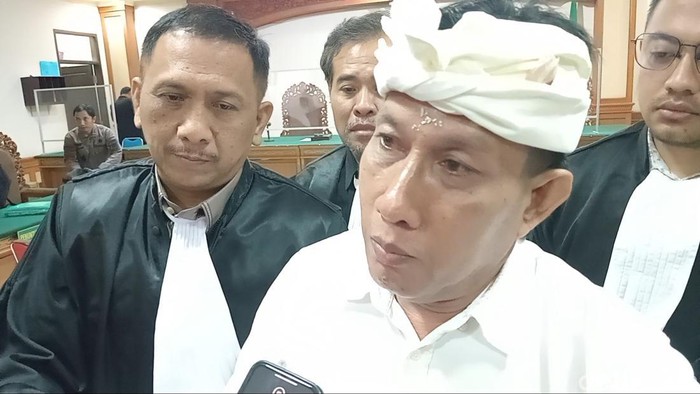 Eks Bendesa Adat Berawa I Ketut Riana usai menjalani sidang di PN Tipikor Denpasar, Kamis (3/10/2024). (Aryo Mahendro/detikBali).