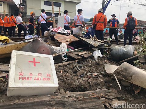 Potret ratusan personel gabungan bersih-bersih kawasan Bong Suwung, Jogja, pagi ini, Kamis (3/10/2024).