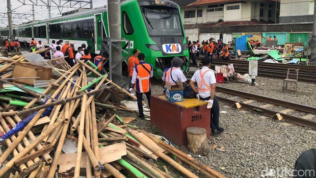 Potret ratusan personel gabungan bersih-bersih kawasan Bong Suwung, Jogja, pagi ini, Kamis (3/10/2024).