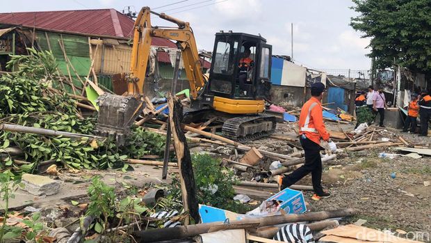 Potret ratusan personel gabungan bersih-bersih kawasan Bong Suwung, Jogja, pagi ini, Kamis (3/10/2024).