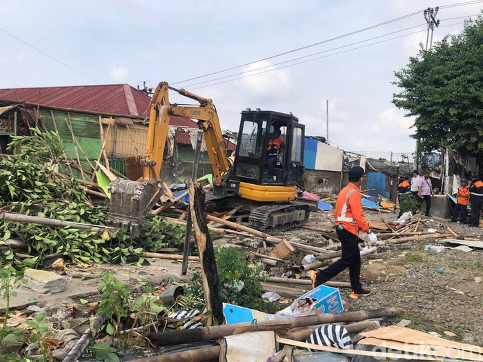 Potret ratusan personel gabungan bersih-bersih kawasan Bong Suwung, Jogja, pagi ini, Kamis (3/10/2024).