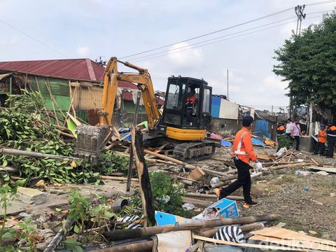 Potret ratusan personel gabungan bersih-bersih kawasan Bong Suwung, Jogja, pagi ini, Kamis (3/10/2024).