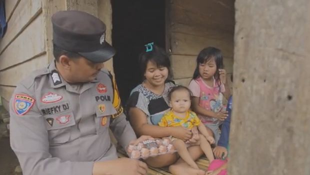 Brigadir Riefky membagikan 10 butir telur pada tiap anak yang gejala stunting dan ibu hamil sejak awal 2023.