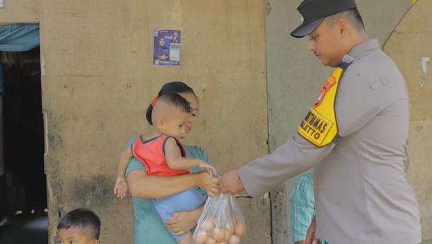 Brigadir Riefky membagikan 10 butir telur pada tiap anak yang gejala stunting dan ibu hamil sejak awal 2023.