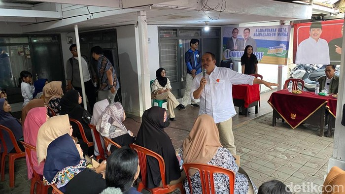 Cagub Jabar Jeje Wiradinata melakukan kampanye di Kelurahan Campaka, Kecamatan Andir, Kota Bandung.