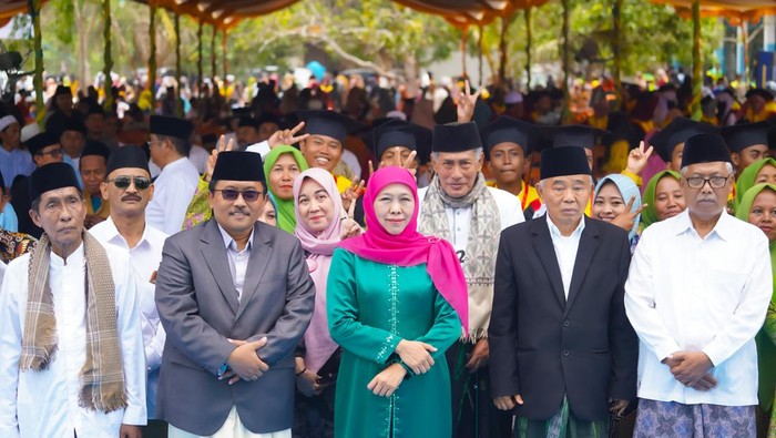 Cagub Jatim Khofifah saat hadir di acara Maulid Nabi Ponpes Al Anwar Modung Bangkalan