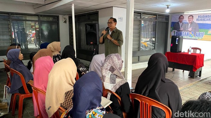 Cawalkot Bandung Dandan Riza Wardana saat menyerap aspirasi warga Kelurahan Campaka, Kecamatan Andir.