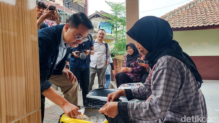 Cawawalkot Cimahi, Adhitia Yudisthira Beli Jajanan di Gang Sempit