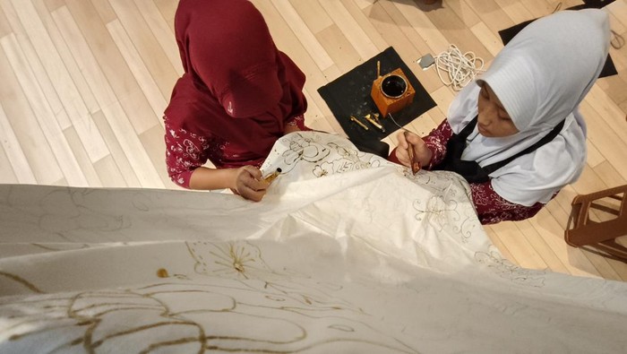 Ciamik! Begini Hasil Karya Komunitas Pembatik Cilik Yogyakarta Komunitas Pembatik Cilik asal Yogyakarta ini menggelar program yang melibatkan 134 siswa dengan menghasilkan karya-karya yang ciamik. Seperti apa? Intip saja yuk.