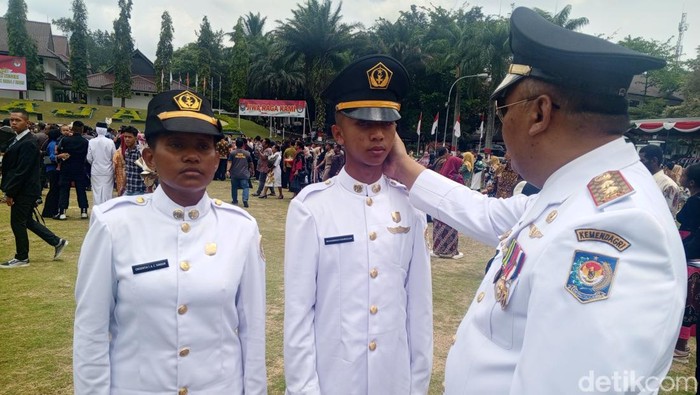 Cresentia (kanan), Syahrul (tengah), saat didatangi Wakil Rektor IPDN Bidang Kemahasiswaan Yudi Rusfiana.