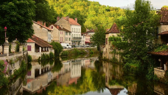 Desa Brantome di Dordogne, Prancis, desa kuno yang sagat Paris dan ikonik.