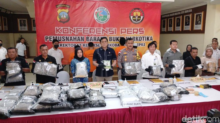 Ditresnarkoba Polda Kepri gagalkan pengiriman 32 kilogram ganja kering asal Thailand via ekspedisi. (Alamudin Hamapu/detikSumut)