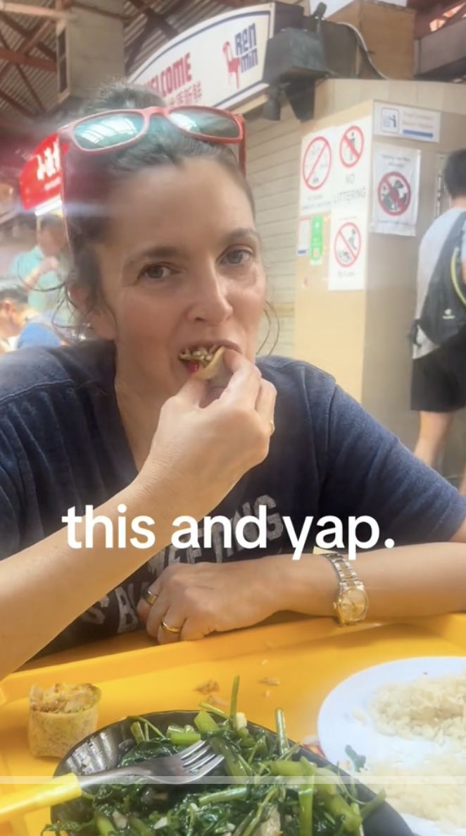 Drew Barrymore 'Charlie's Angels' Asyik Makan Lumpia dan Tumis Kangkung