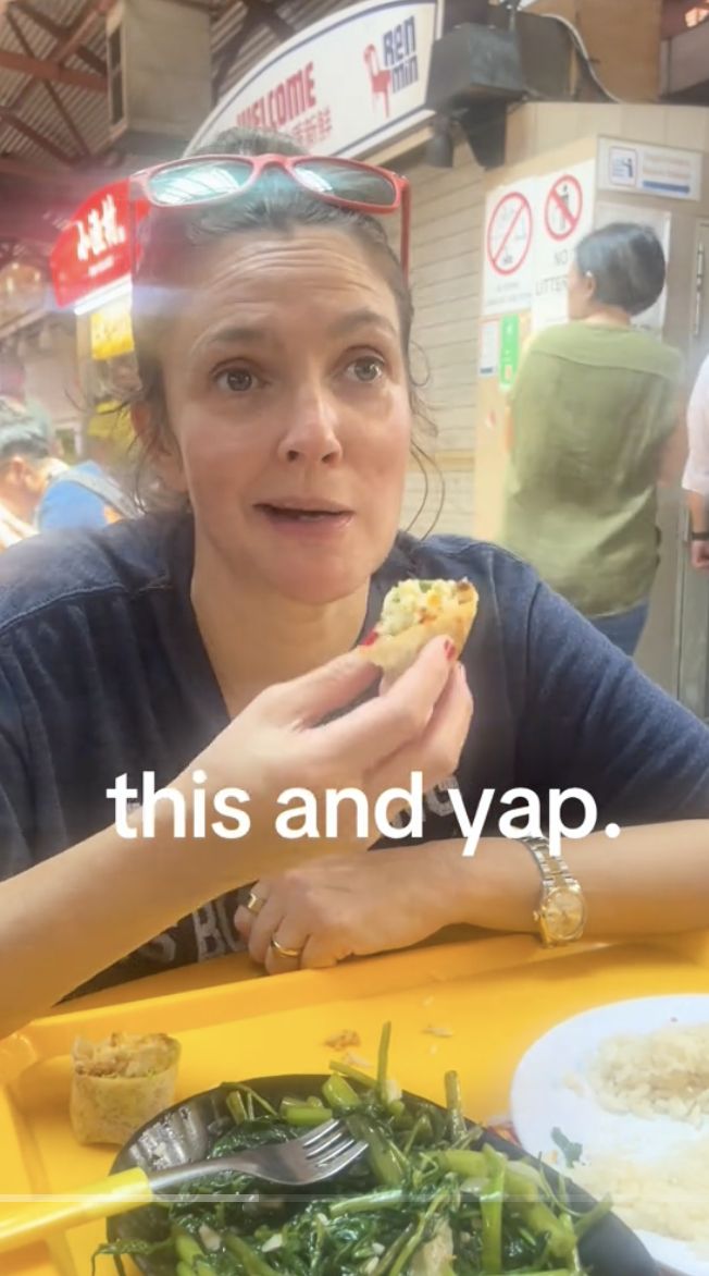 Drew Barrymore 'Charlie's Angels' Asyik Makan Lumpia dan Tumis Kangkung