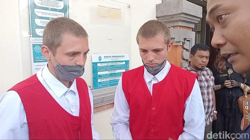 Dua kembar Ukraina, Ivan Volovod (32) dan Mykyta Volovod (32), seusai menjalani sidang perdana di PN Denpasar, Kamis (3/10/2024). (Aryo Mahendro/detikBali)