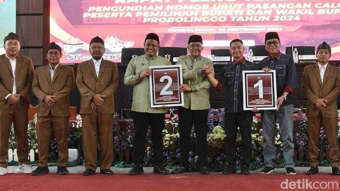 Dua paslon peserta Pilbup Probolinggo saat pengundian nomor urut.