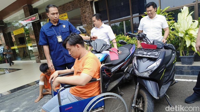 Dua pencuri sepeda motor di Bandar Lampung ditembak polisi.