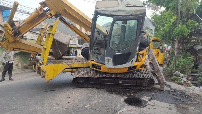 Ekskavator jatuh di Gresik picu kemacetan