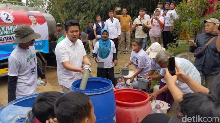 Emil Dardak saat mengirimkan air bersih untuk warga terdampak kekeringan di Trenggalek.