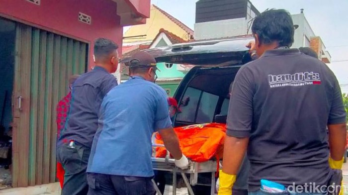 Evakuasi jenazah warga di Trunuh, Kecamatan Klaten Selatan.