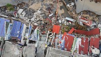 Menurut laporan Reuters, badai ini menumbangkan pohon, tiang listrik, dan merusak atap bangunan.     