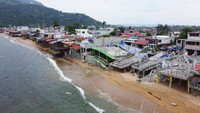 Pemandangan udara memperlihatkan bagian-bagian restoran yang rusak akibat badai john di sepanjang pantai Pasifik, di Acapulco, Meksiko, Rabu (2/10/2024).