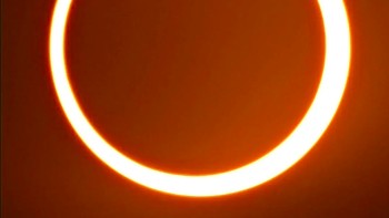 Lintasan gerhana Matahari cincin 2 Oktober 2024 membentang sepanjang 14.163 km dan membutuhkan waktu 3 jam 49 menit untuk melintasi Bumi antara pukul 16:50 UTC hingga 20:39 UTC. Ini adalah penampakan gerhana Matahari cincin dari Pulau Paskah. Foto: Jamie Carter via Forbes