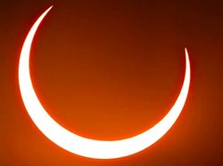 Pemandangan Indah Gerhana Matahari Cincin dari Wilayah Terpencil